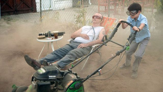 "Bon alors souvenez-vous, il mange à 8h, au lit à 9h, et son film préféré en ce moment c'est Cars ! C'est noté ! Et il fume quelle marque de cigarettes ? Pardon ???"