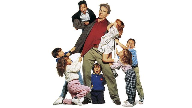 "Après avoir vaincu le terrorisme, un robot tueur venu du futur et la Mort elle-même, il est de retour !!! Sa prochaine mission… Garder des enfants."