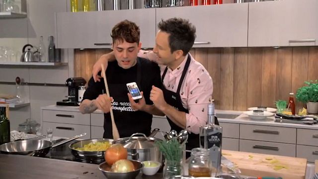 Invité à l'émission culinaire "Les Recettes pompettes", Xavier Dolan téléphone à Anne Dorval entre deux plats... et entre deux shots !