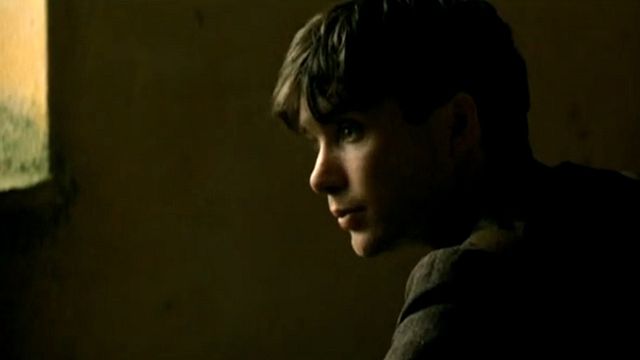"Visite médicale" - Damien (Cillian Murphy) ausculte une jeune garçon mal en point...