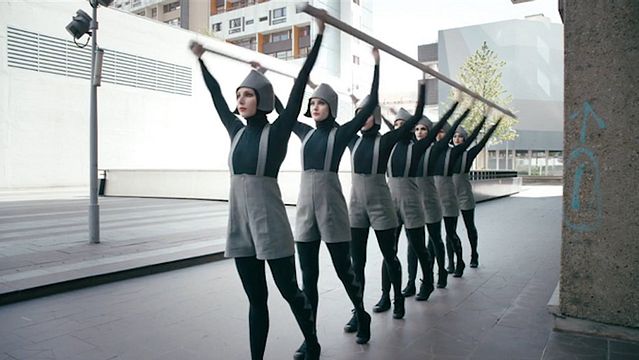 Pour le titre "Go", extrait du 12e album des Chemical Brothers "Born In The Echoes", Michel Gondry reprend du service en tant que metteur en scène de clips !