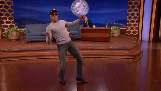 Chez Conan O'Brien, l'acteur belge a accepté de rejouer sa fameuse danse du film Kickboxer.