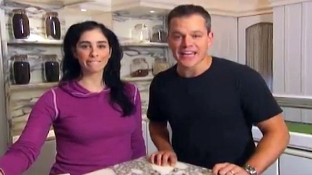 Retour sur l'un des temps forts des late shows US... Sarah Silverman, la petite amie de l'époque de Jimmy Kimmel, lui avait préparé une blague avec la complicité d'un intime de Kimmel, Matt Damon. Une blague et une chanson depuis devenues cultes.