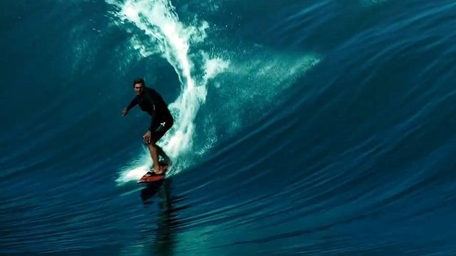 Découvrez les coulisses du tournage du remake du film culte des années 1990 : Point Break - Extrême Limite.