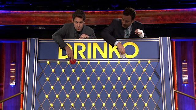 Sur le plateau du Tonight Show, ils jouent au "Drinko", un défi qui ne peut pas bien finir...