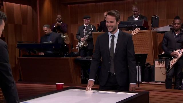 Bien décidé à battre Taylor Kitsch au hockey, Jimmy Fallon défie l'acteur de "True Detective" au "Beer Hockey". Au programme : de la bière, des palets et un match au sommet.