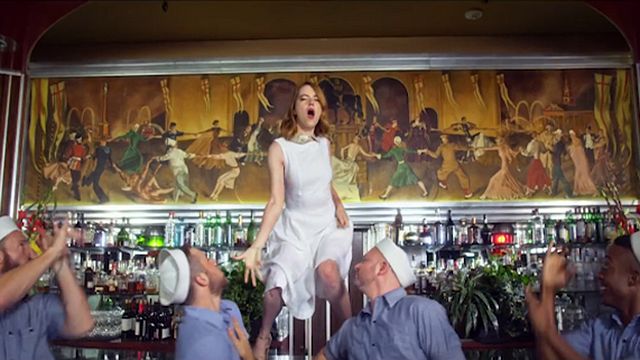 La comédienne danse sur un bateau dans le clip de la chanson "Anna".