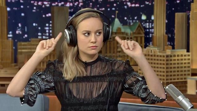 Avec un casque sur les oreilles qui lui diffuse de la musique, Brie Larson doit deviner ce que Jimmy Fallon lui raconte !