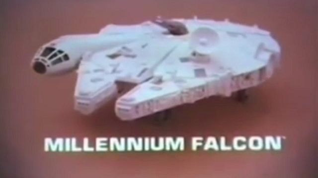 Retrouvez les publicités originales de la marque Kenner pour les premiers produits dérivés de Star Wars Episode IV - Un Nouvel Espoir !