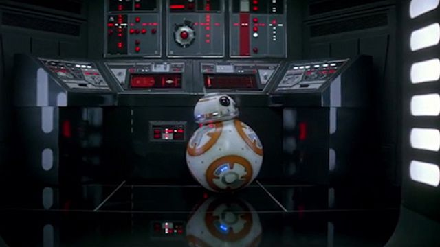 Chewbacca et BB8 se battent contre des Stormtroopers dans la nouvelle campagne du réseau Verizon.