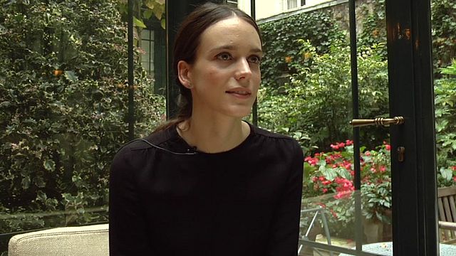 La jeune comédienne franco-britannique parle du travail de composition du personnage de Louise, l'héroïne du drame "Taj Mahal", réalisé par Nicolas Saada...