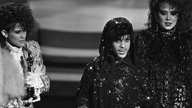 Décédé ce jeudi 21 avril, Prince avait marqué l'histoire du cinéma à plusieurs reprises. Et notamment lorsqu'il s'est vu remettre un Oscar de la Meilleure Chanson pour "Purple Rain" en 1985. Une statuette qui lui a d'ailleurs été remise par Michael Douglas et Kathleen Kennedy.