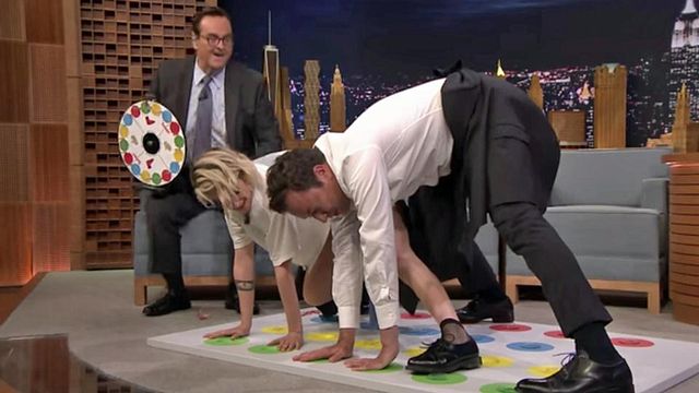 Invitée pour parler de son rôle dans le film de&nbsp;Woody Allen Café Society,&nbsp;Kristen Stewart a relevé le défi Twister de&nbsp;Jimmy Fallon !