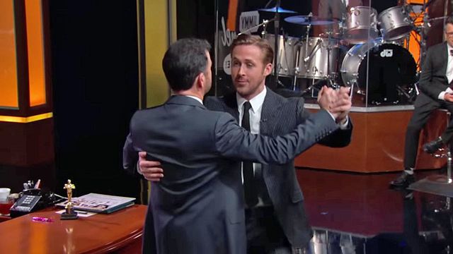 Le comédien&nbsp;Ryan Gosling danse dans La La Land, le nouveau film de Damien Chazelle. Il fait une petite démonstration sur le plateau de Jimmy Kimmel...