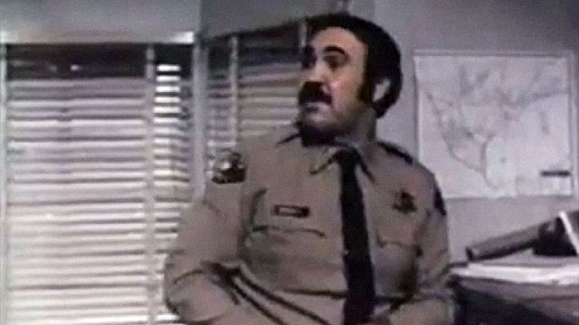 Le dodu Gérard Jugnasse entre dans la compétition avec son projet de FU. Il embauche l'agent Léonardi, un ancien du PSG, et espère parvenir à réunir la troupe du Splendard pour séduire l'empereur Kläkös. Mais les Indiens ne l'entendent pas de cette oreille...