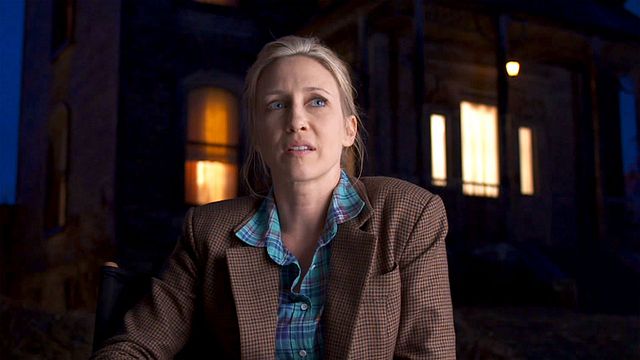 L'épisode 1 de la série commenté par les producteurs Carlton Cuse et Kerry Ehrin, et par les comédiens Vera Farmiga et Freddie Highmore.