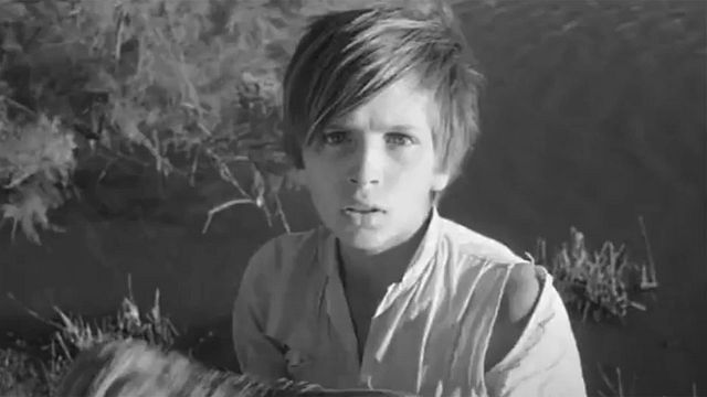 "Le cheval et l'enfant" - Folco (Alain Emery) tente de dompter Crin-Blanc...