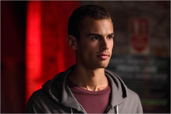 Photo de Theo James dans la série Bedlam : Photo 72 sur 78 - AlloCiné